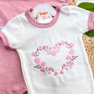  CONJ. DE MALHA 3 PEÇAS - Arco de Coração com Flores e Gola Gripyr - Rose e Off White
